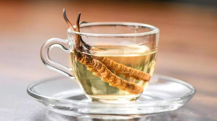 一杯蟲草水，健康新滋味：冬蟲夏草泡水喝的奇妙功效